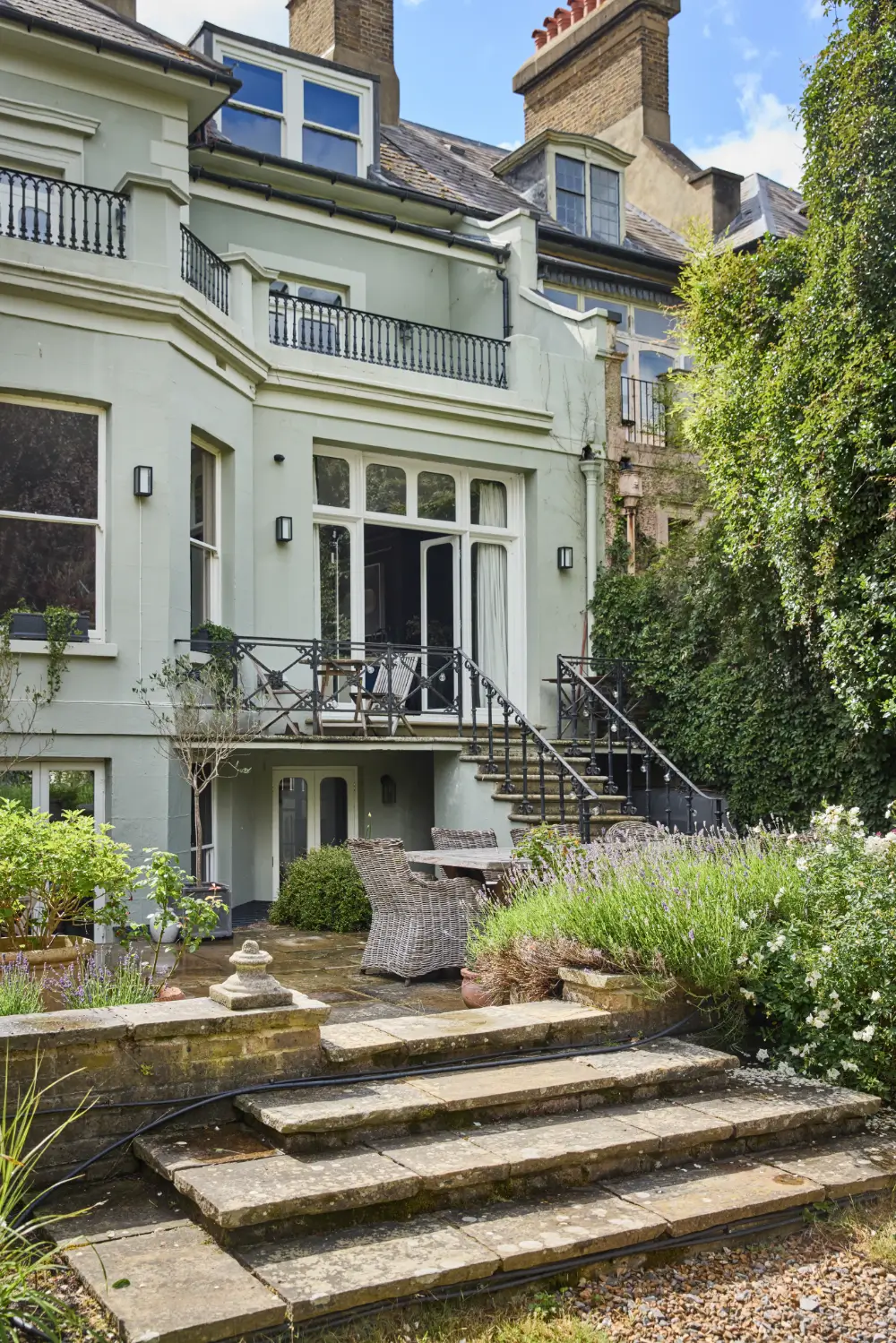 A Grand, Renovated Victorian Family Home on the River Thames in London 32 rich-color-palette-victorian-house-river-thames-london