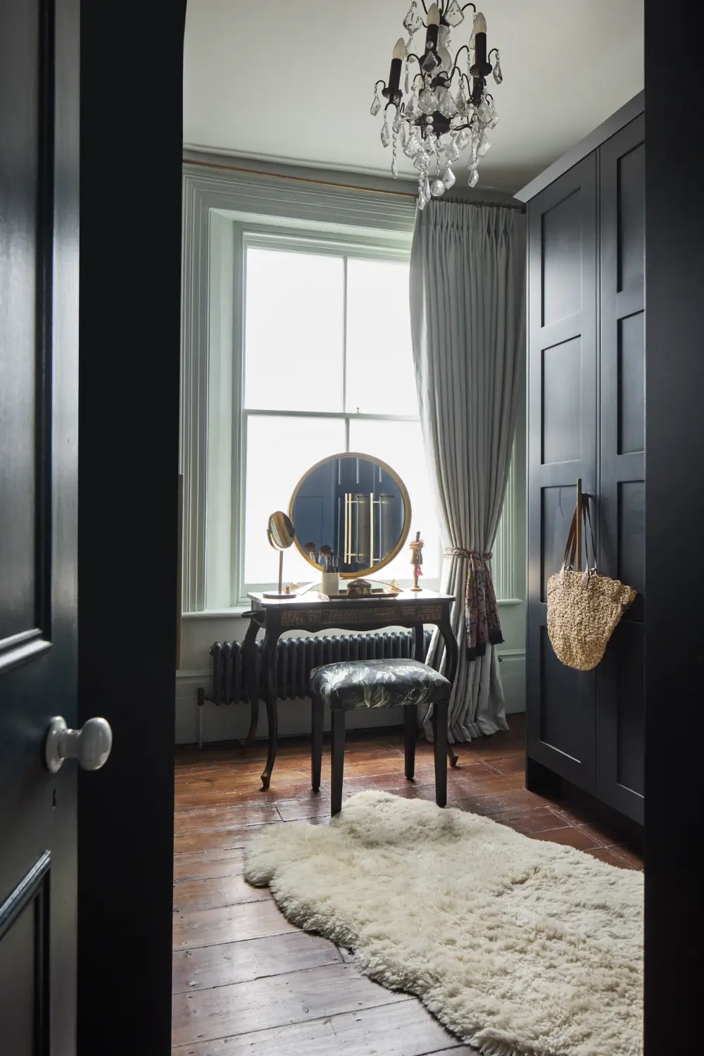 A Grand, Renovated Victorian Family Home on the River Thames in London 23 rich-color-palette-victorian-house-river-thames-london