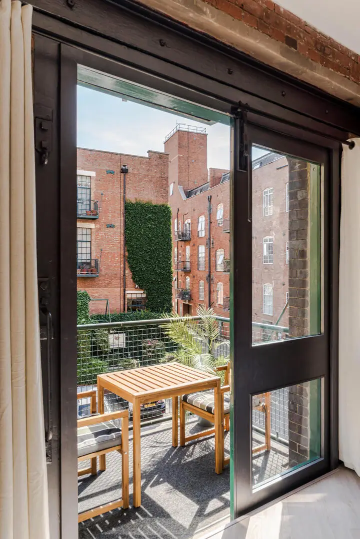Crittall Windows and Exposed Brick Define This East London Apartment 12 modern-industrial-apartment-warehouse-conversion-london-nordroom