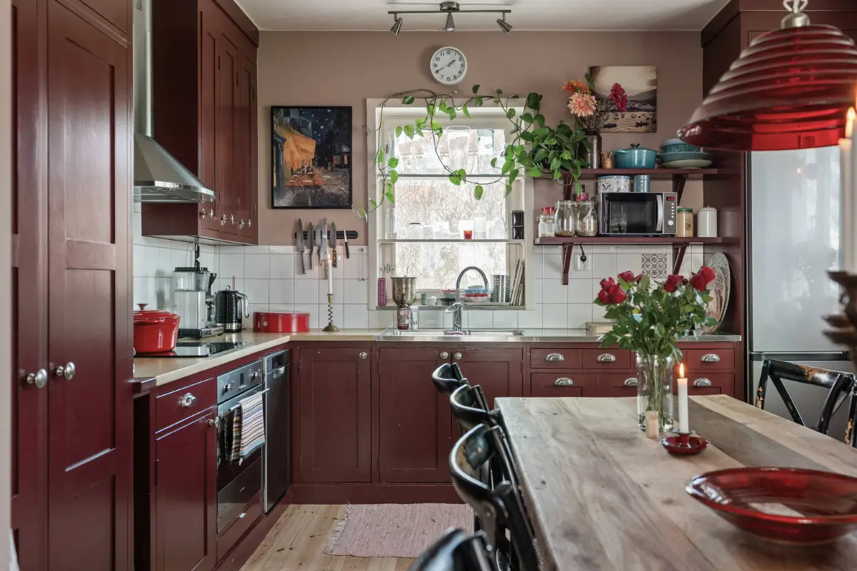 A Dark Pink County-Style Kitchen in a 1940s Stockholm Apartment 1 pink-stockholm-apartment-country-style-kitchen