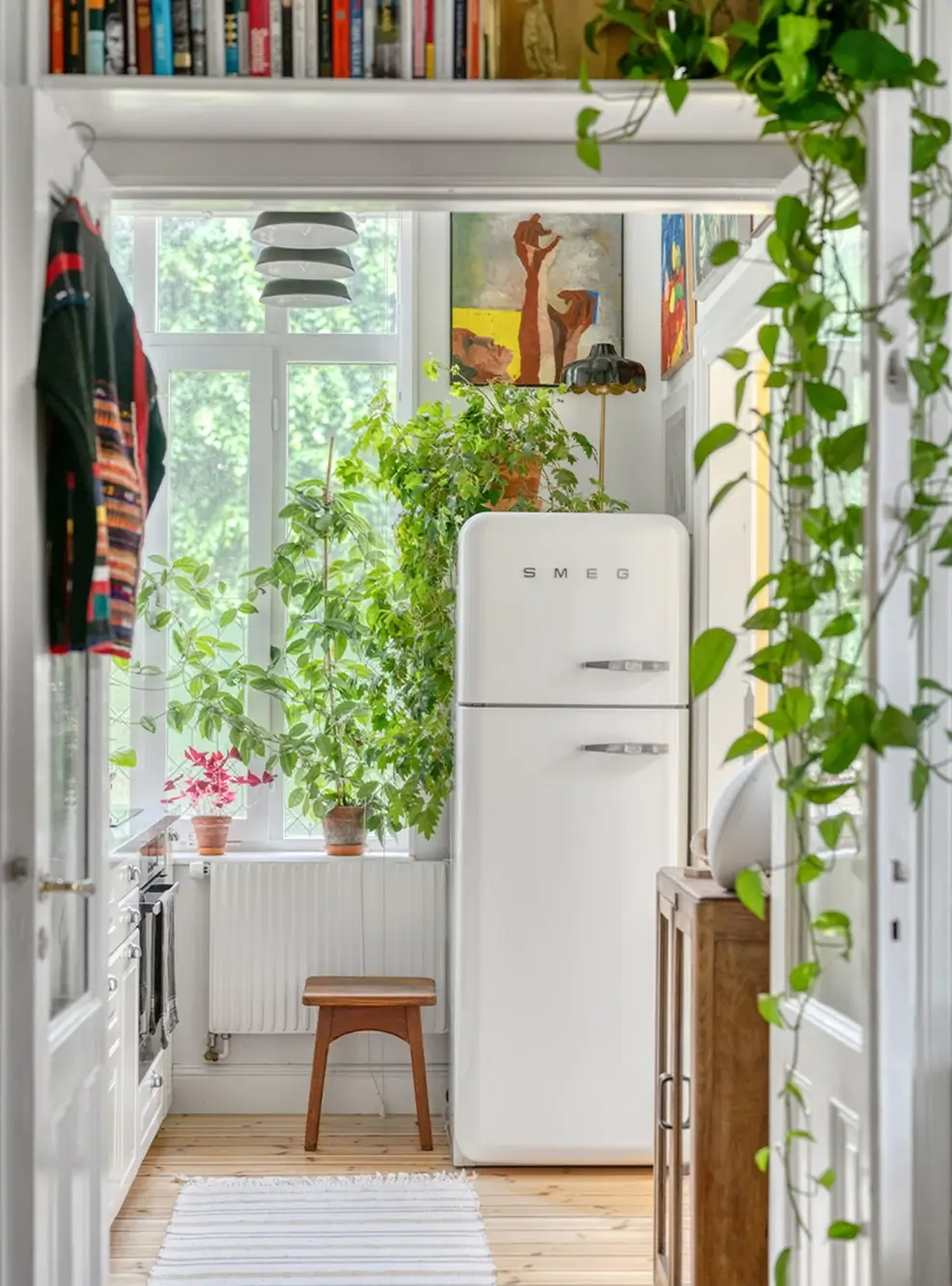 striped-green-walls-yellow-bedroom-late-19th-century-apartment-nordroom