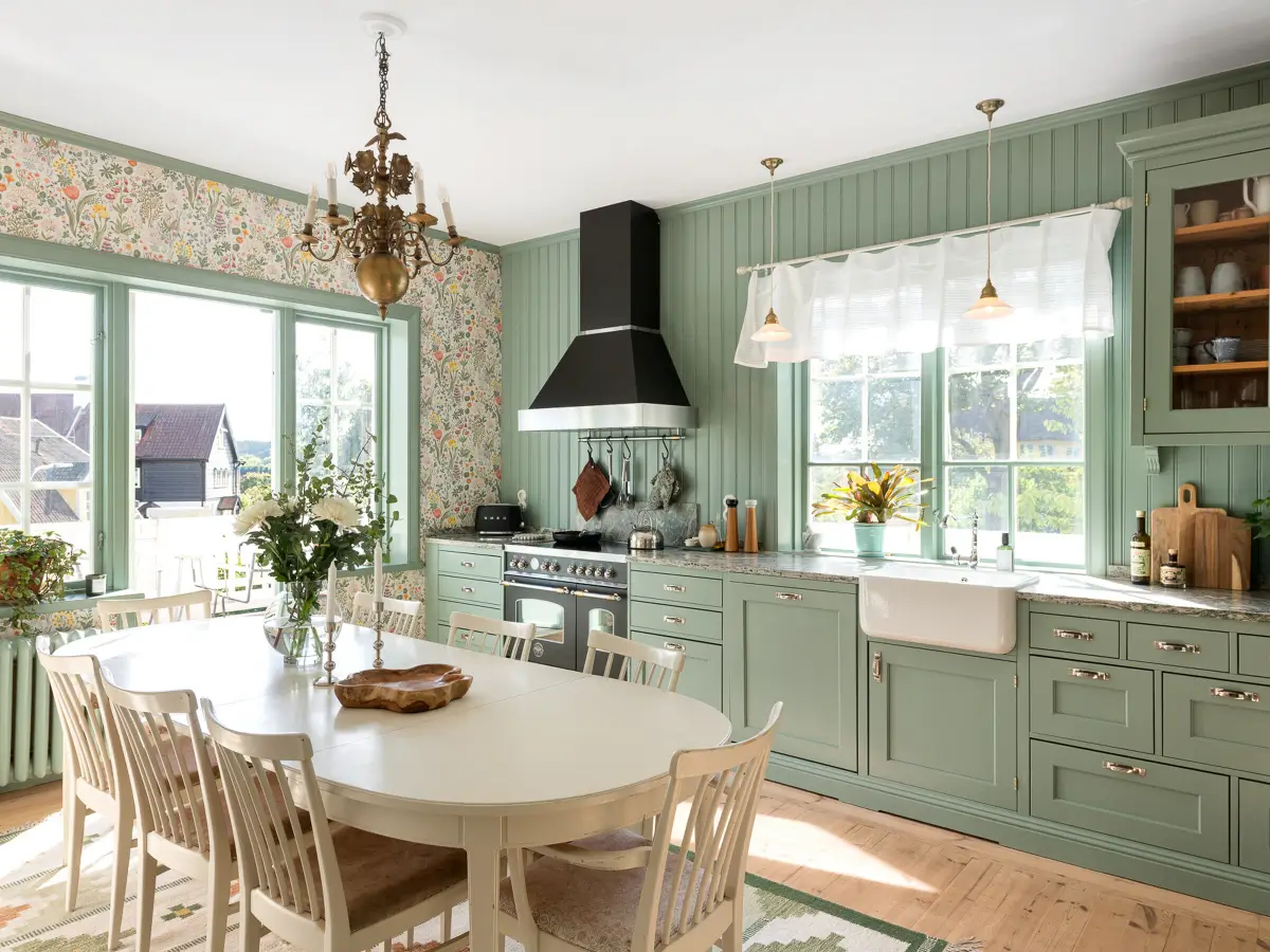 green-kitchen-1910-villa-stockholm