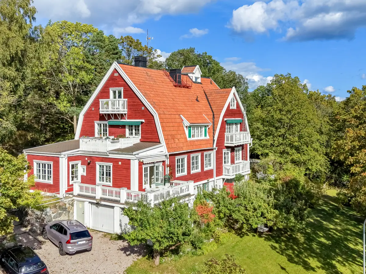 A Grand Apartment with a Green Kitchen in a Turn-of-the-Century Villa 35 green-kitchen-1910-villa-stockholm