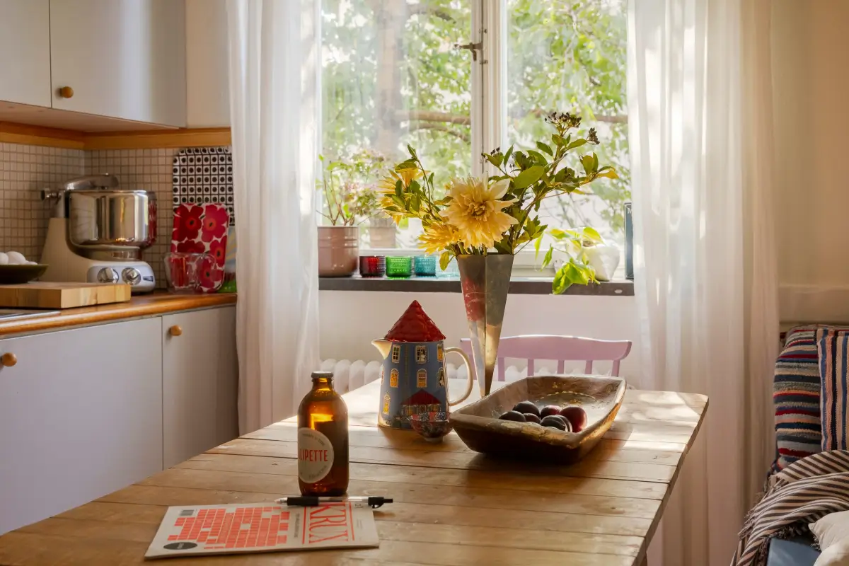 Yellow Color Accents in a 1940s Stockholm Studio Apartment 19 harmonious-color-palette-1940s-stockholm-studio-apartment-nordroom