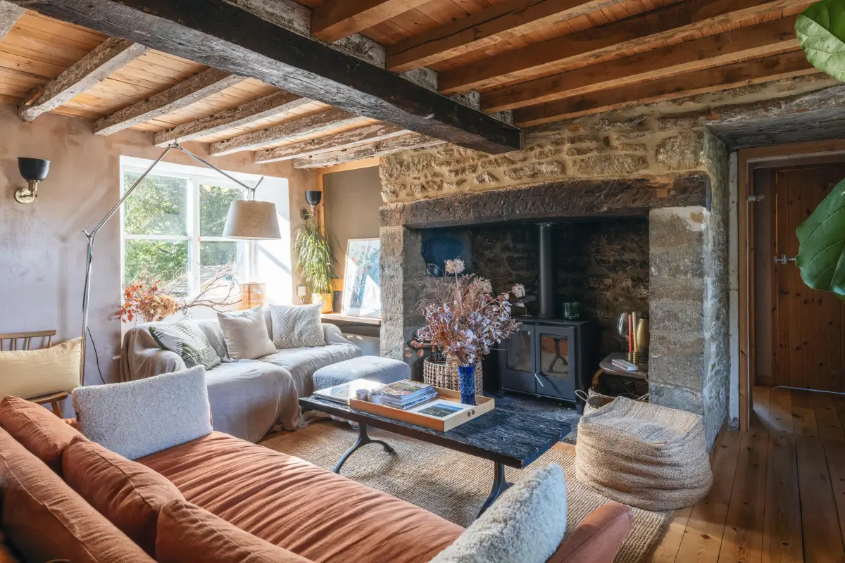 Pink Plaster Walls and Original Elements in a Renovated 18th-Century Thatched Cottage 1 renovated-18th-century-cottage-english-countryside-nordroom