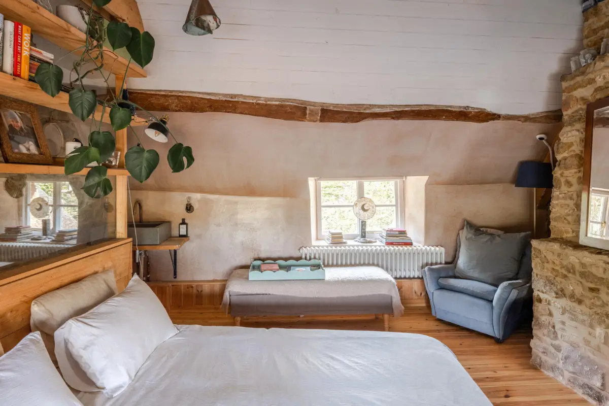 Pink Plaster Walls and Original Elements in a Renovated 18th-Century Thatched Cottage 25 renovated-18th-century-cottage-english-countryside-nordroom