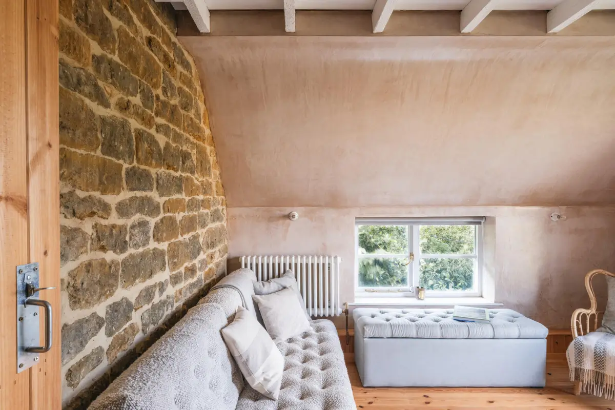 Pink Plaster Walls and Original Elements in a Renovated 18th-Century Thatched Cottage 30 renovated-18th-century-cottage-english-countryside-nordroom