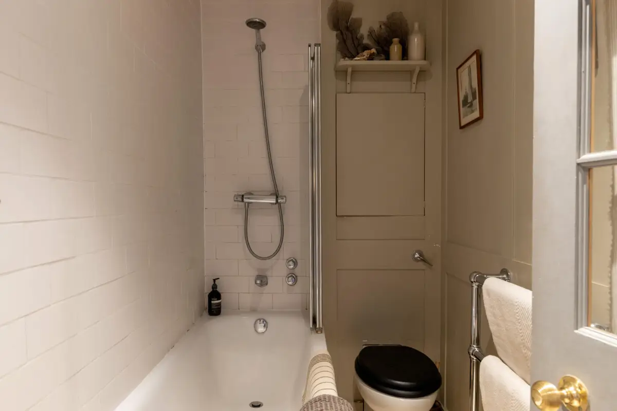 Period Features and Warm Interiors in a Georgian Apartment Overlooking Clapton Common 20 restored-features-small-georgian-apartment-london-nordroom
