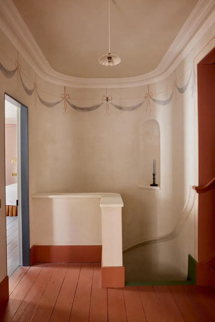 A Rich Color Palette and Reclaimed Materials in a South Kensington Mews House 10 rich-color-palette-renovated-mews-house-south-kensington-london-nordroom