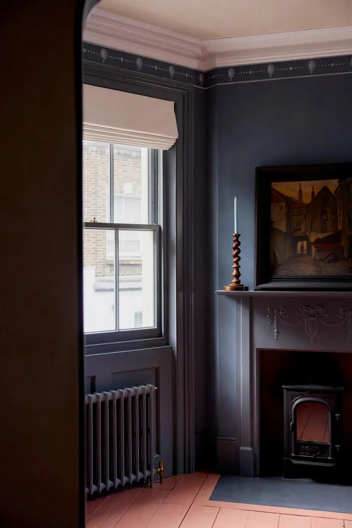 A Rich Color Palette and Reclaimed Materials in a South Kensington Mews House 20 rich-color-palette-renovated-mews-house-south-kensington-london-nordroom