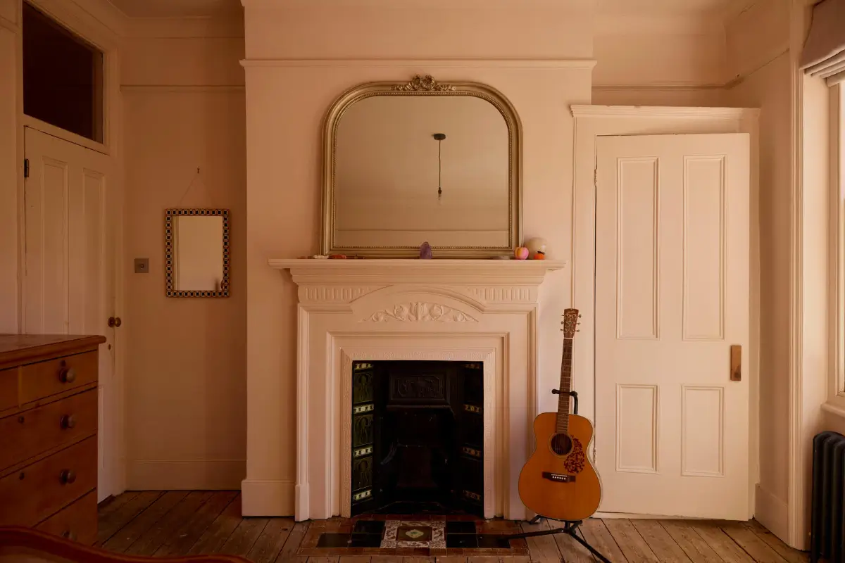 Stripped Floorboards, Terrazzo, and Bold Colors in a Victorian London Apartment 16 rich-color-palette-victorian-apartment-london-nordroom
