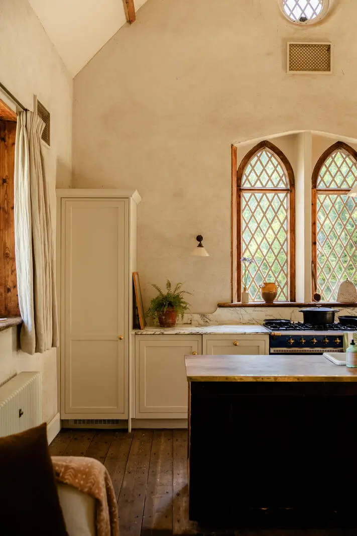 Two Historic Cottages and an Old School Hall Become One Remarkable Hampshire Home 5 school-cottages-conversion-country-house-North-Hampshire-Downs-nordroom