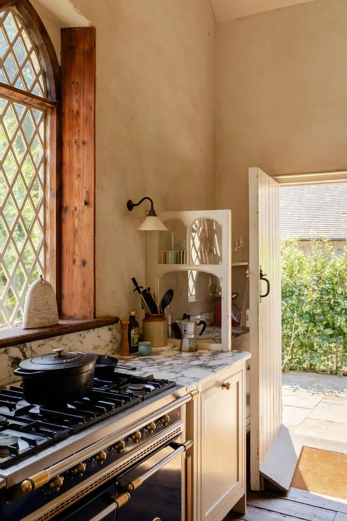 Two Historic Cottages and an Old School Hall Become One Remarkable Hampshire Home 4 school-cottages-conversion-country-house-North-Hampshire-Downs-nordroom