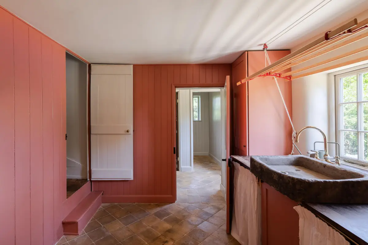 Two Historic Cottages and an Old School Hall Become One Remarkable Hampshire Home 16 school-cottages-conversion-country-house-North-Hampshire-Downs-nordroom