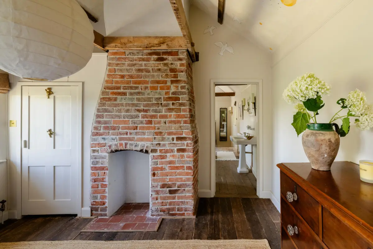 Two Historic Cottages and an Old School Hall Become One Remarkable Hampshire Home 21 school-cottages-conversion-country-house-North-Hampshire-Downs-nordroom