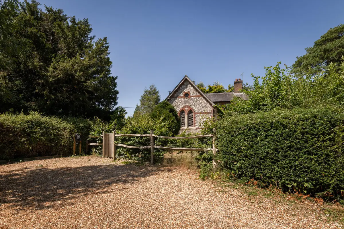 Two Historic Cottages and an Old School Hall Become One Remarkable Hampshire Home 32 school-cottages-conversion-country-house-North-Hampshire-Downs-nordroom