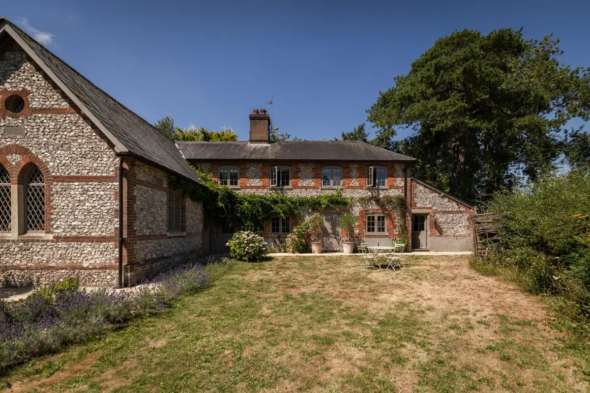 Two Historic Cottages and an Old School Hall Become One Remarkable Hampshire Home 31 school-cottages-conversion-country-house-North-Hampshire-Downs-nordroom