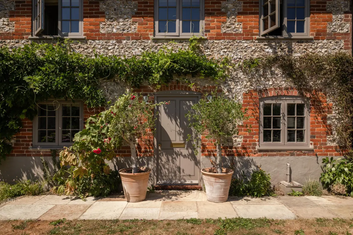 Two Historic Cottages and an Old School Hall Become One Remarkable Hampshire Home 2 school-cottages-conversion-country-house-North-Hampshire-Downs-nordroom