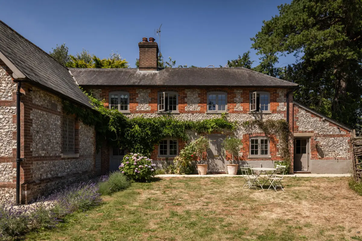 Two Historic Cottages and an Old School Hall Become One Remarkable Hampshire Home 30 school-cottages-conversion-country-house-North-Hampshire-Downs-nordroom