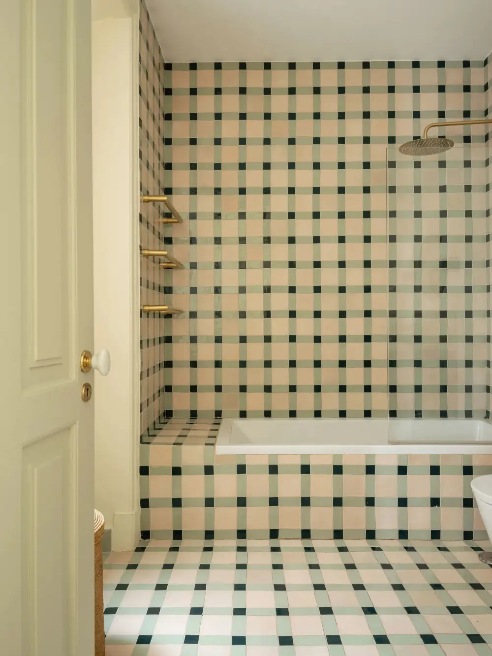A Renovated Lisbon Apartment near Gulbenkian Gardens 15 preserved-details-renovated-historic-apartment-lisbon-nordroom