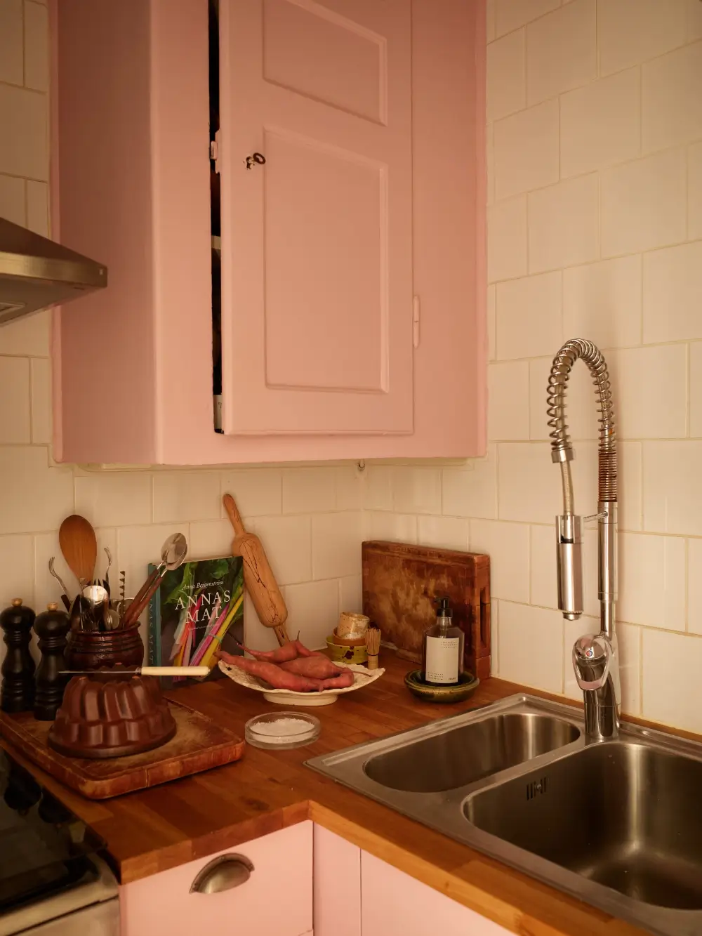 A 1920s Studio Apartment with Original Details and a Tiny Pink Kitchen 11 stockholm-studio-apartment-tiny-pink-kitchen-nordroom