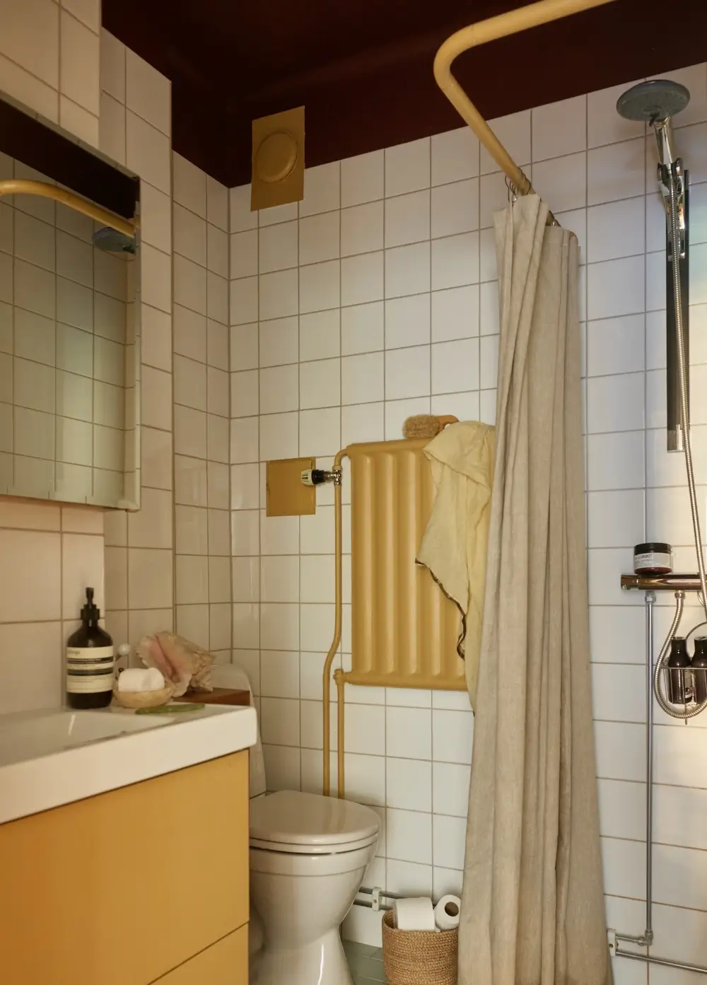A 1920s Studio Apartment with Original Details and a Tiny Pink Kitchen 12 stockholm-studio-apartment-tiny-pink-kitchen-nordroom