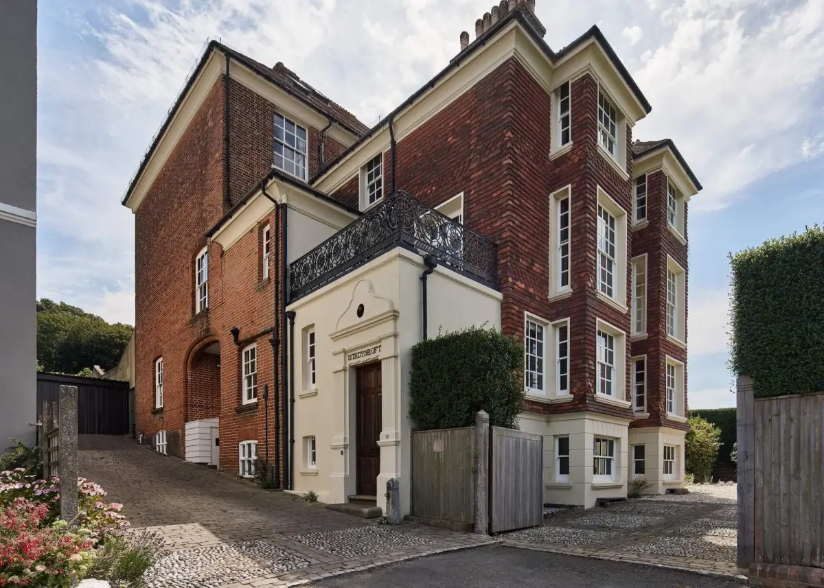 An Exceptionally Well-Preserved Arts and Crafts House Overlooking the English Channel 2 well-preserved-queen-anne-revival-style-country-house-hastings-arts-and-crafts-interiors-nordroom
