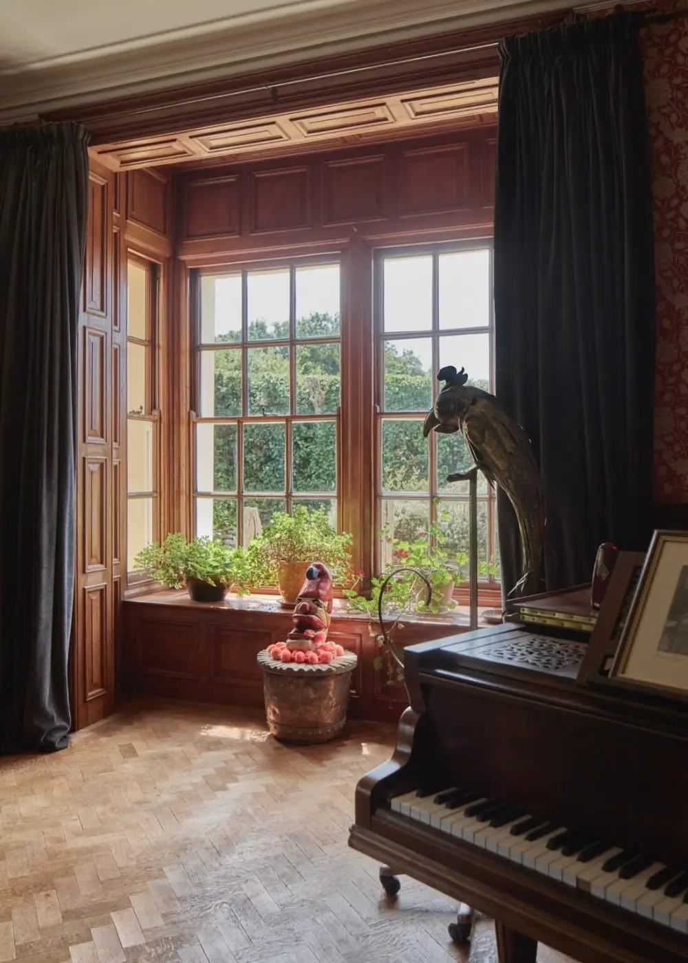 An Exceptionally Well-Preserved Arts and Crafts House Overlooking the English Channel 8 well-preserved-queen-anne-revival-style-country-house-hastings-arts-and-crafts-interiors-nordroom