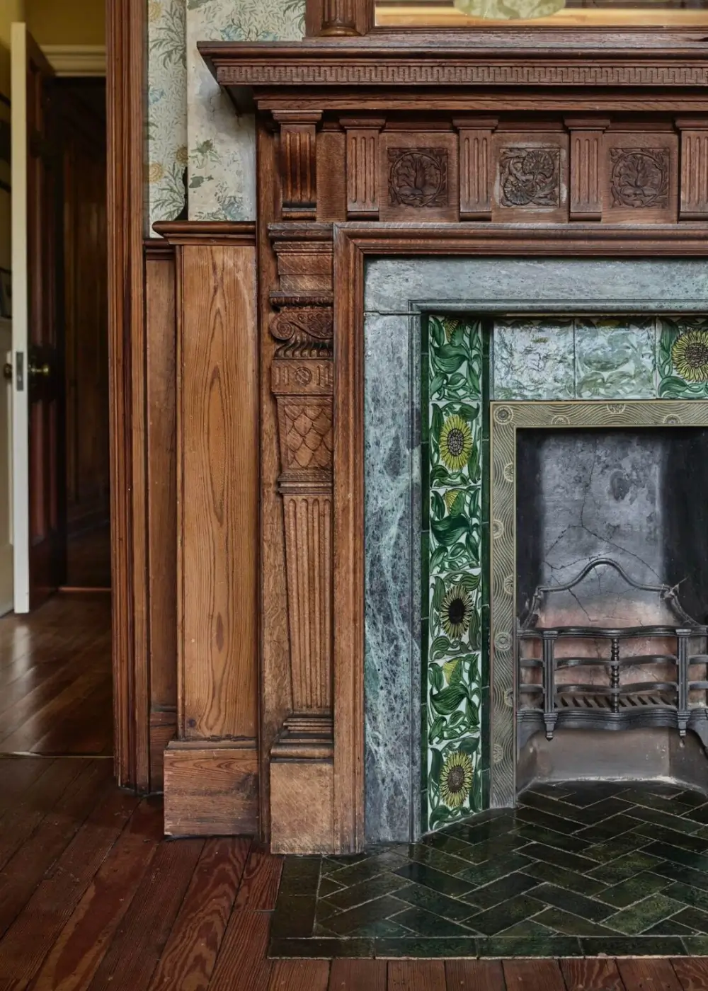 An Exceptionally Well-Preserved Arts and Crafts House Overlooking the English Channel 22 well-preserved-queen-anne-revival-style-country-house-hastings-arts-and-crafts-interiors-nordroom