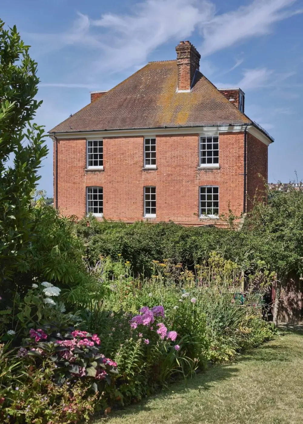 An Exceptionally Well-Preserved Arts and Crafts House Overlooking the English Channel 31 well-preserved-queen-anne-revival-style-country-house-hastings-arts-and-crafts-interiors-nordroom