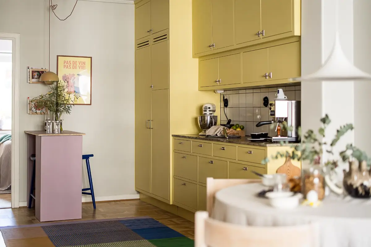 Original Features in a Colorful Midcentury Apartment in Sweden 14 yellow-kitchen-original-features-1940s-apartment-nordroom