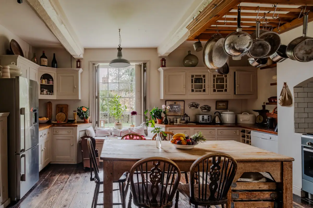 Cozy Pastel-Colored Interiors in a Georgian English Farmhouse 1 19th-century-georgian-farmhouse-wiltshire-cozy-interiors-nordroom