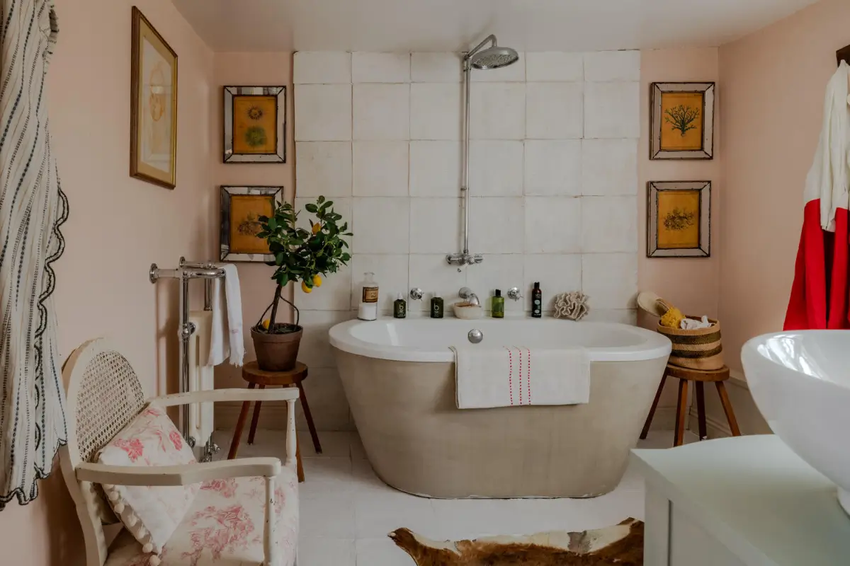 Cozy Pastel-Colored Interiors in a Georgian English Farmhouse 21 19th-century-georgian-farmhouse-wiltshire-cozy-interiors-nordroom