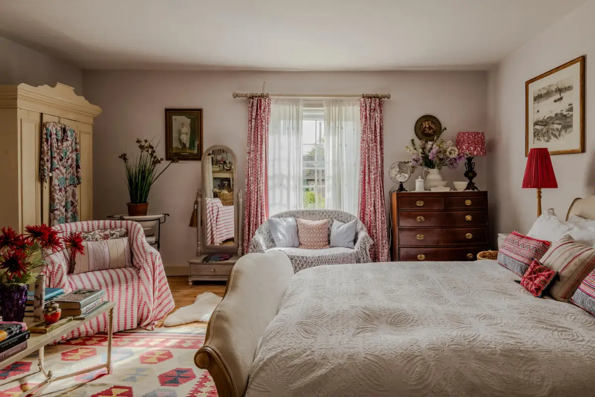Cozy Pastel-Colored Interiors in a Georgian English Farmhouse 22 19th-century-georgian-farmhouse-wiltshire-cozy-interiors-nordroom