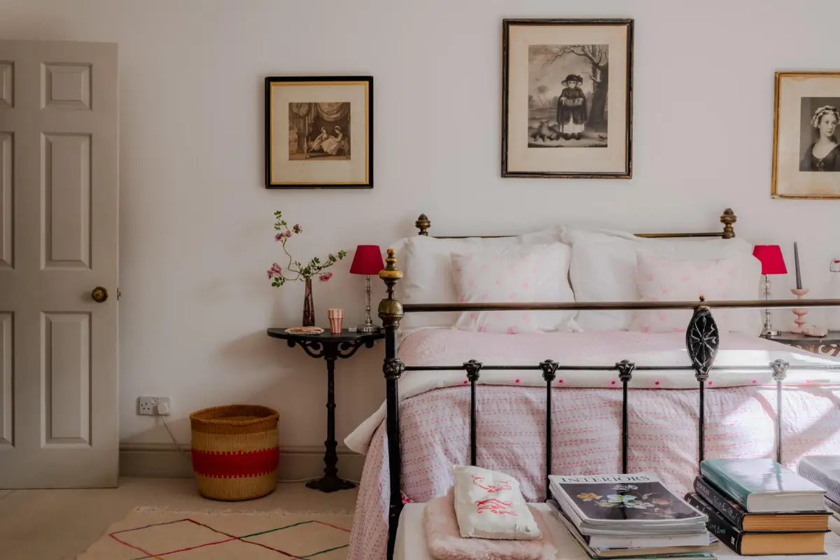 Cozy Pastel-Colored Interiors in a Georgian English Farmhouse 28 19th-century-georgian-farmhouse-wiltshire-cozy-interiors-nordroom