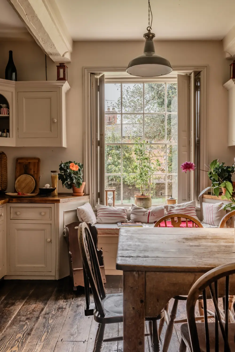 Cozy Pastel-Colored Interiors in a Georgian English Farmhouse 2 19th-century-georgian-farmhouse-wiltshire-cozy-interiors-nordroom