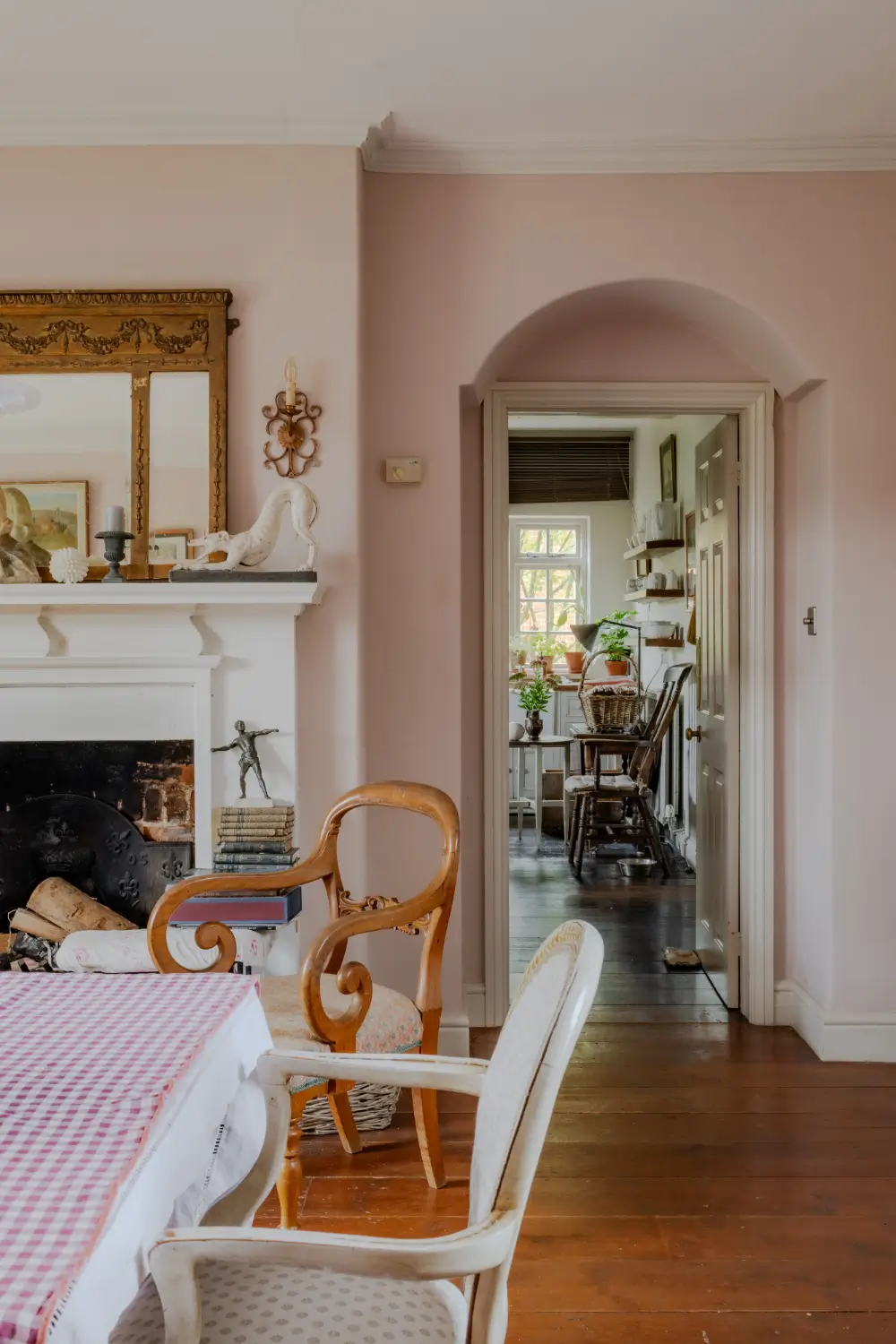 Cozy Pastel-Colored Interiors in a Georgian English Farmhouse 8 19th-century-georgian-farmhouse-wiltshire-cozy-interiors-nordroom