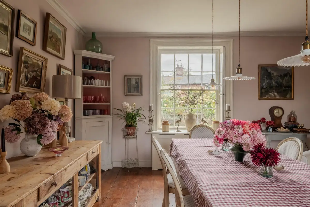 Cozy Pastel-Colored Interiors in a Georgian English Farmhouse 6 19th-century-georgian-farmhouse-wiltshire-cozy-interiors-nordroom