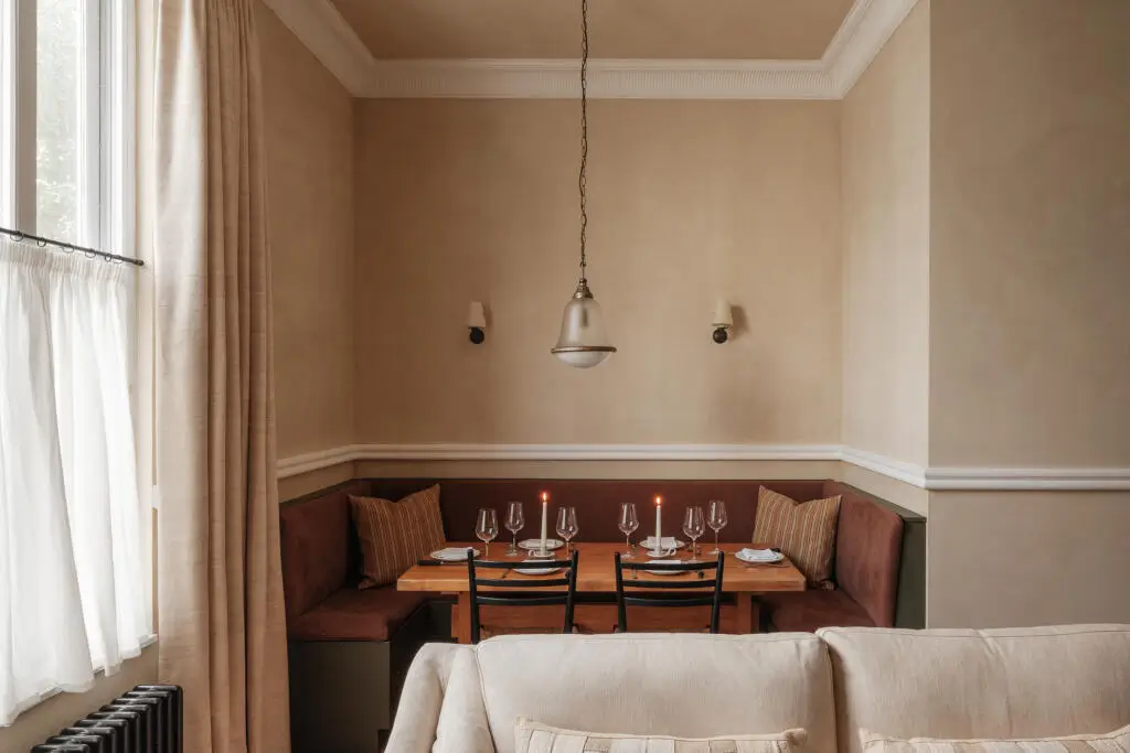 Warm Interiors and a Large Roof Terrace for a Notting Hill Duplex Apartment 3 calm-neutral-tones-duplex-apartment-period-building-london