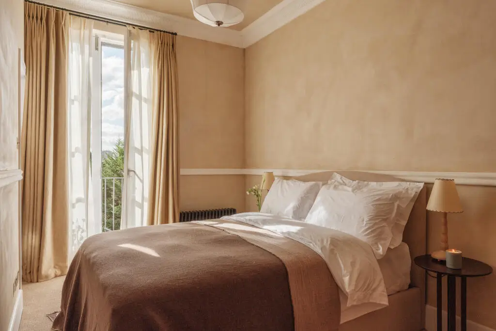 Warm Interiors and a Large Roof Terrace for a Notting Hill Duplex Apartment 6 calm-neutral-tones-duplex-apartment-period-building-london