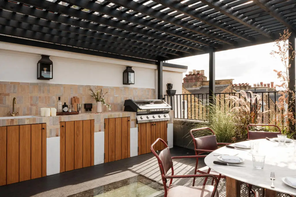 Warm Interiors and a Large Roof Terrace for a Notting Hill Duplex Apartment 10 calm-neutral-tones-duplex-apartment-period-building-london