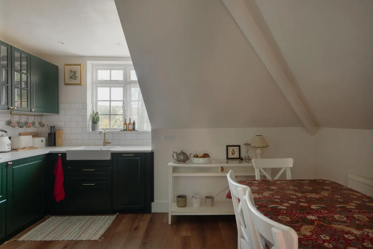 William Morris Wallpaper in a Cozy Georgian Attic Apartment 7 cozy-attic-apartment-georgian-mansion-house-england-nordroom