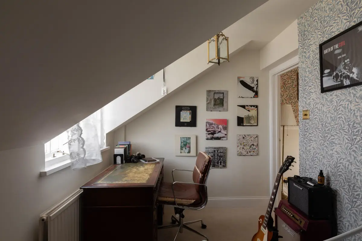 William Morris Wallpaper in a Cozy Georgian Attic Apartment 14 cozy-attic-apartment-georgian-mansion-house-england-nordroom