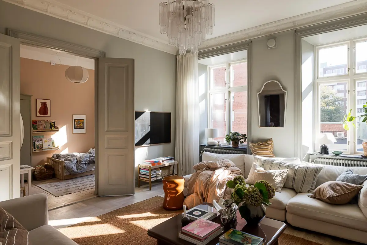 A Round Dining Room in a Turn-of-the-Century Family Apartment 1 cozy-early-20th-century-family-apartment-sweden
