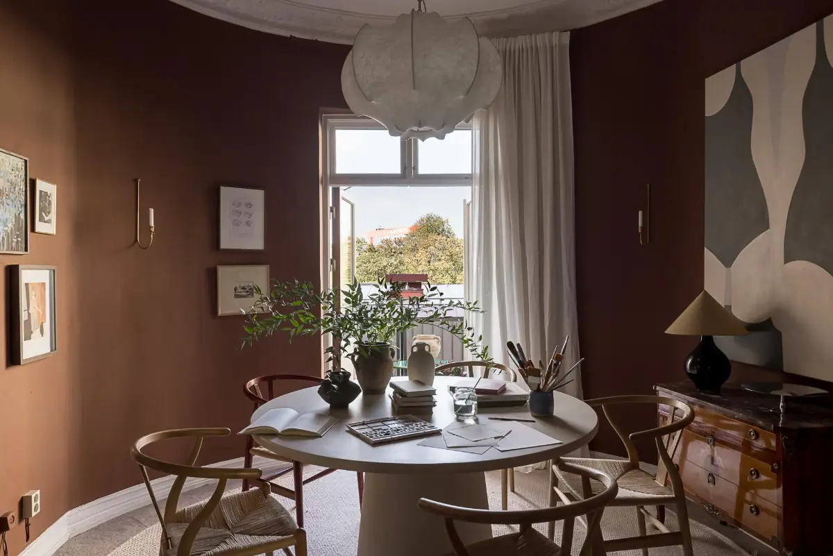 A Round Dining Room in a Turn-of-the-Century Family Apartment 29 cozy-early-20th-century-family-apartment-sweden