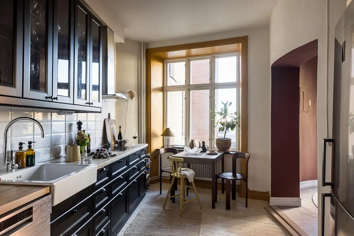 A Round Dining Room in a Turn-of-the-Century Family Apartment 19 cozy-early-20th-century-family-apartment-sweden
