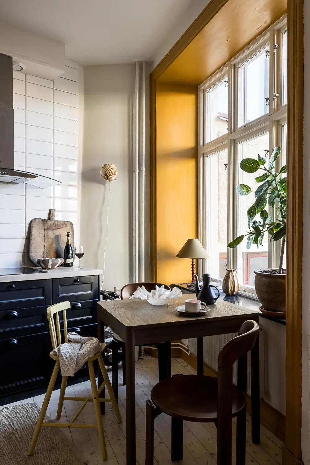 A Round Dining Room in a Turn-of-the-Century Family Apartment 21 cozy-early-20th-century-family-apartment-sweden