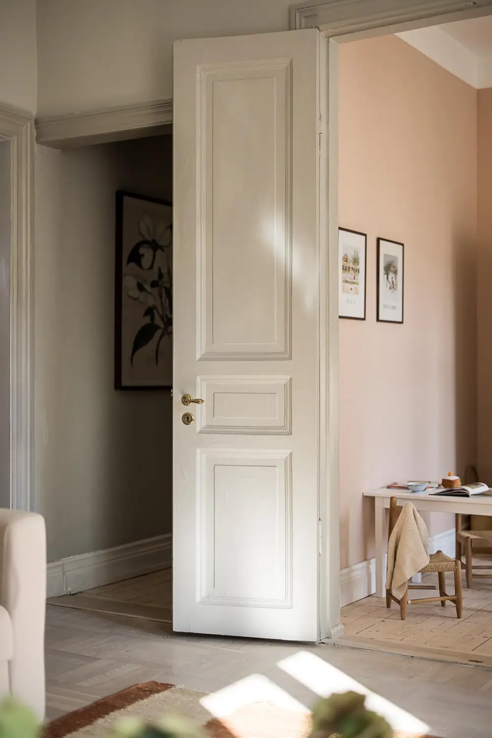 A Round Dining Room in a Turn-of-the-Century Family Apartment 6 cozy-early-20th-century-family-apartment-sweden