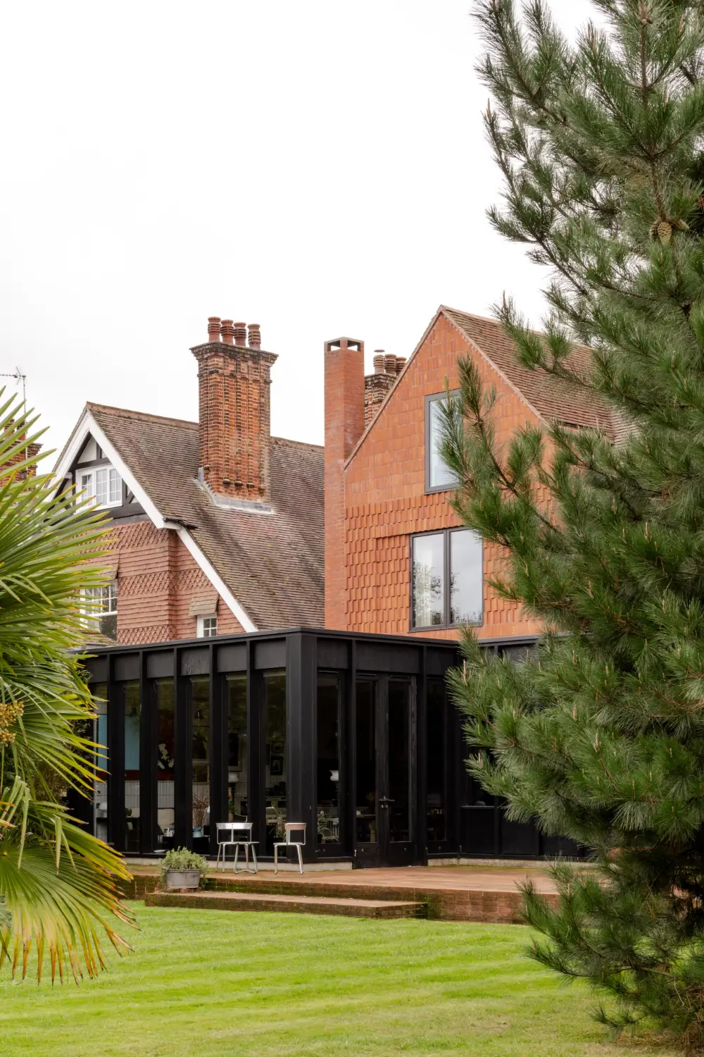 A Douglas Fir Extension Wraps Around an Arts and Crafts House in Petersfield 31 reimagined-arts-crafts-house-england