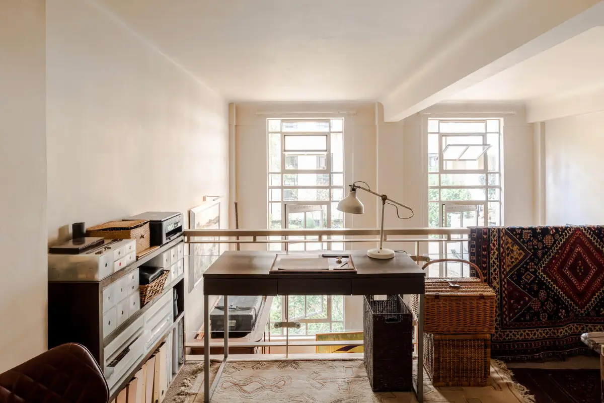 A Calm Palette and Soaring Windows for a Small Loft in a London Beaux Arts Building 13 small-loft-apartment-beaux-arts-building-north-london-nordroom